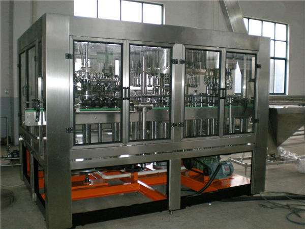 Automatický stroj na plnění skleněné láhve