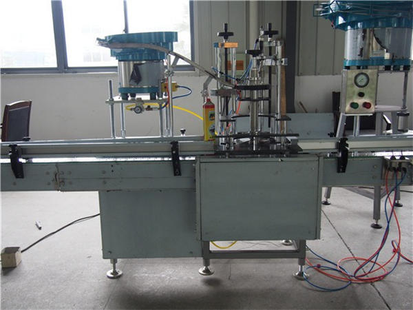 Plnicí stroj toaletní vody s obsahem 24 hlav