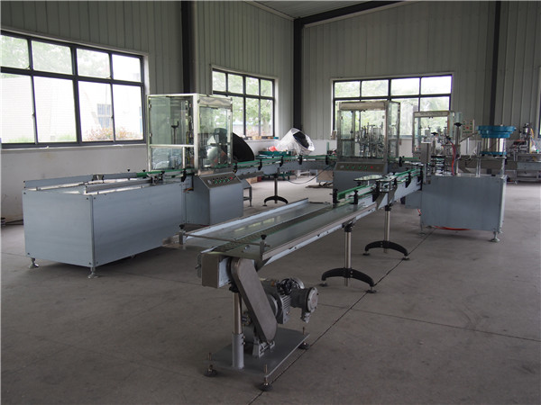 Linka pro automatické plnění a uzavírání šamponů