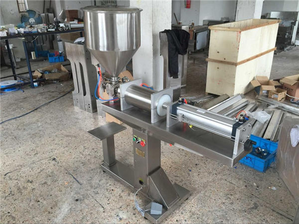 Poloautomatický plnící stroj na hlavu s jednou hlavou