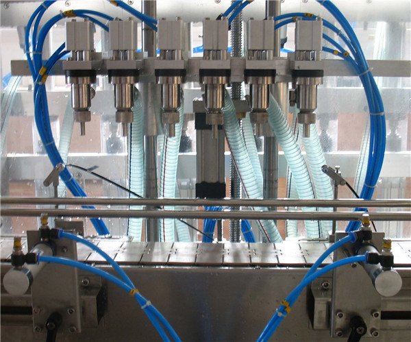 Šesticí automat na plnění tekutin