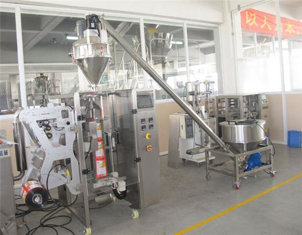 Plnící stroj s automatickým plněním práškového sáčku