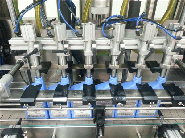 Stroj na plnění motorového oleje se 6 hlavami