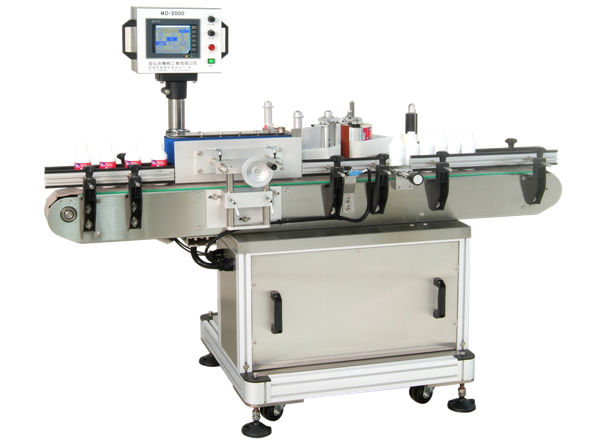 Výrobce kulatých nádob s etiketami