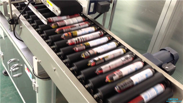 Automatický štítkovací stroj s podavačem